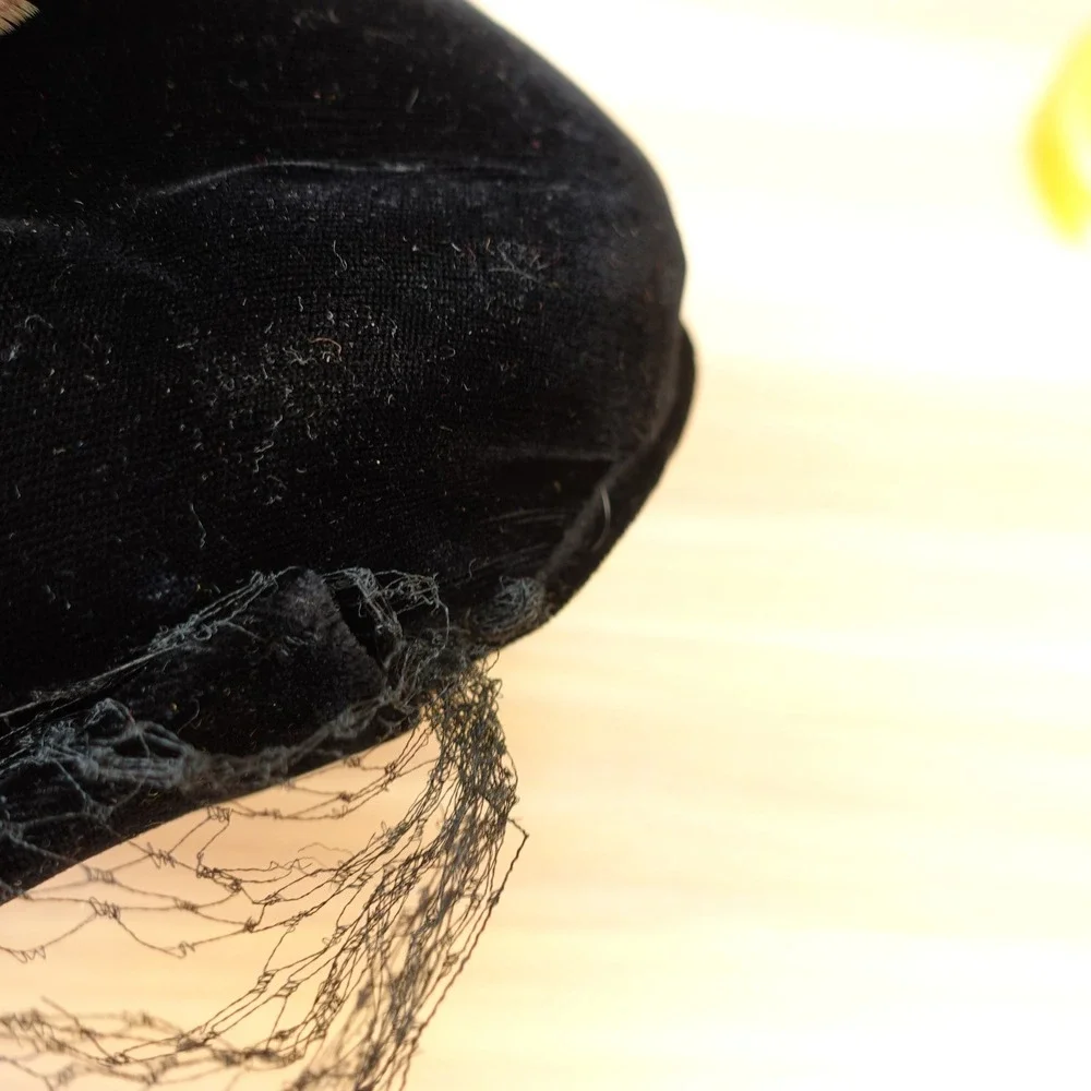 Vintage Black Velvet Hat Feather Rhinestone Brooch Veil Church Fascinator Gothic - Picture 13 of 15